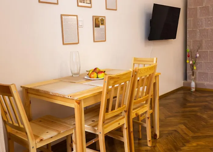 Peaceful On Rynok Square Apartment